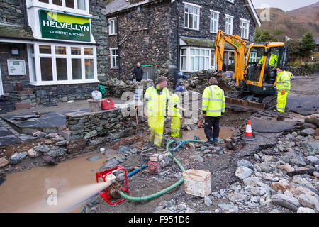 Sabato 5 dicembre 2015, Storm desmond si è schiantato nel Regno Unito, la produzione del Regno Unito più alto mai 24 ore totali di precipitazione a 341.4mm. Ha allagato il Lakeland Village Glenridding, che si stava appena cominciando a riparazione quando un altro periodo di heavy rain per mercoledì 9 dicembre hanno causato la Glenridding Beck di scoppiare le sue banche, provocando ulteriore distruzione. Questa foto scattata la mattina di giovedì 10 dicembre del chiaro. Foto Stock