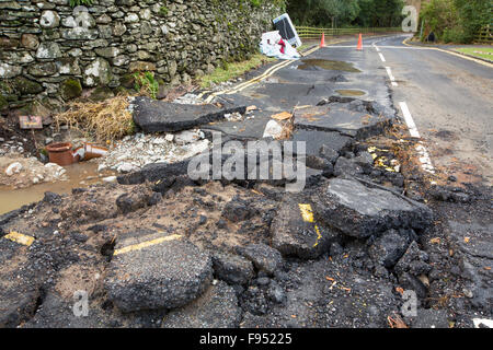 Sabato 5 dicembre 2015, Storm desmond si è schiantato nel Regno Unito, la produzione del Regno Unito più alto mai 24 ore totali di precipitazione a 341.4mm. Ha allagato il Lakeland Village Glenridding, che si stava appena cominciando a riparazione quando un altro periodo di heavy rain per mercoledì 9 dicembre hanno causato la Glenridding Beck di scoppiare le sue banche, provocando ulteriore distruzione. Questo colpo preso giovedì 10 dicembre mostra danni sulla strada in Glenridding. Foto Stock