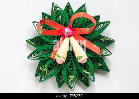 Carta quilling - dettaglio della ghirlanda di Natale con nastro e campane di carta decorazione quilling isolati su sfondo bianco Foto Stock