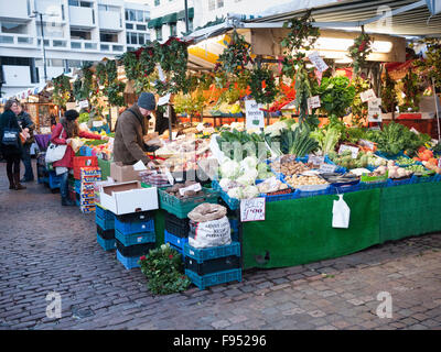 Un vegetale in stallo sul mercato nella piazza del mercato, Cambridge Cambridgeshire Regno Unito in inverno Foto Stock