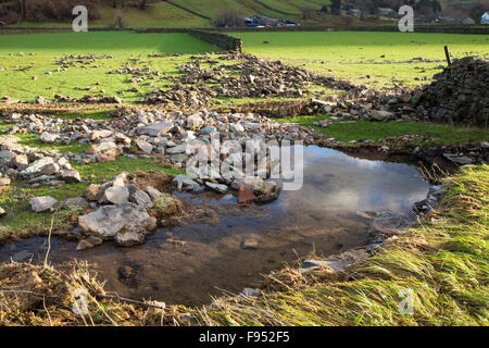 Sabato 5 dicembre 2015, Storm desmond si è schiantato nel Regno Unito, la produzione del Regno Unito più alto mai 24 ore totali di precipitazione a 341.4mm. Ha allagato il Lakeland Village Glenridding, che si stava appena cominciando a riparazione quando un altro periodo di heavy rain per mercoledì 9 dicembre hanno causato la Glenridding Beck di scoppiare le sue banche, provocando ulteriore distruzione. Questo colpo preso giovedì 10 dicembre mostra pareti appiattite dalla acque alluvionali. Foto Stock