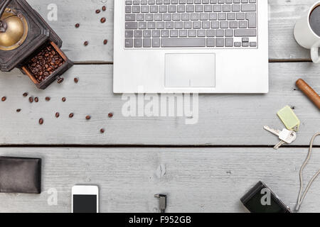 Spazio di lavoro su un tavolo di legno shot dal di sopra Foto Stock