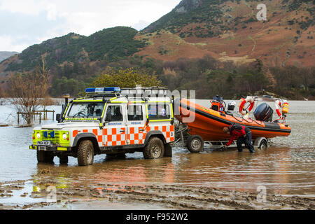 Sabato 5 dicembre 2015, Storm desmond si è schiantato nel Regno Unito, la produzione del Regno Unito più alto mai 24 ore totali di precipitazione a 341.4mm. Ha allagato il Lakeland Village Glenridding, che si stava appena cominciando a riparazione quando un altro periodo di heavy rain per mercoledì 9 dicembre hanno causato la Glenridding Beck di scoppiare le sue banche, provocando ulteriore distruzione. Questa foto scattata la mattina di venerdì 11 dicembre mostra Patterdale Mountain Rescue Team lanciando la loro barca di salvataggio, di prendere cibo alle Howtown sull'altro lato del lago che è stato tagliato per cinque giorni dalle inondazioni. Foto Stock