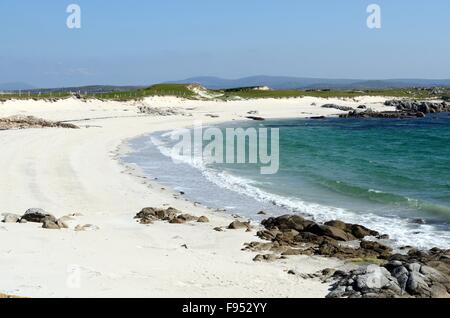 Spiaggia di sabbia bianca della baia di cani Roundstone Connemara County Galway Irlanda Foto Stock