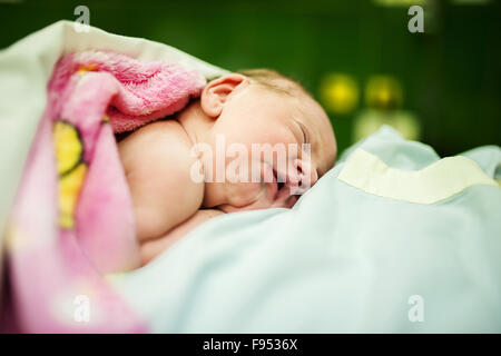 Bellissima bambina di pochi minuti dopo la nascita che giace sulla sua madre, pelle a contatto con la pelle Foto Stock