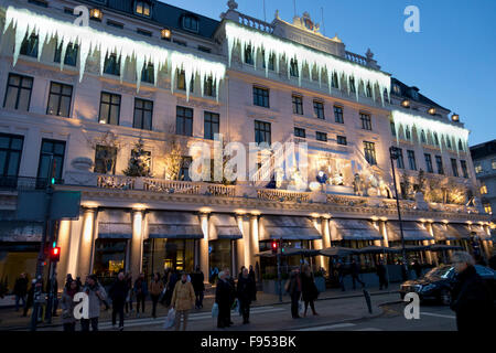 Le decorazioni di Natale, illuminato Hotel D'Angleterre a Kongens Nytorv a Copenaghen, Copenaghen, è un attrazione per molti turisti e passanti. Foto Stock