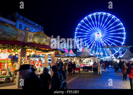 Ruota panoramica Ferris, fiera del divertimento e dono e si spegne al nuovo mercato di Natale in piazza Nytorv a Strøget a Copenaghen, in Danimarca. Foto Stock
