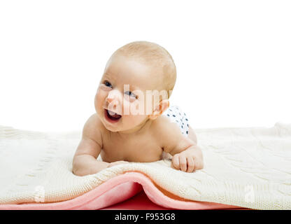 Sorridente bambino giacente su un piano isolato su sfondo bianco Foto Stock