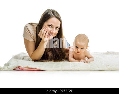 Sorridente madre giacente col suo bambino su un pavimento isolato su sfondo bianco Foto Stock