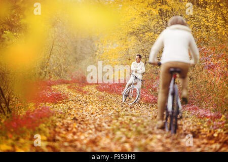 Active seniors Bicicletta Equitazione in autunno la natura. Essi relax outdoor. Foto Stock