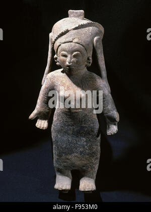 Arte precolombiana Pre-Incan. Cultura Tumaco-Tolita. Regione del Pacifico costa Colombo-Ecuadorian da 300BC-600 Annuncio. Oggetto in ceramica. Figura femminile. 44 x 22 cm. Dall'Ecuador. Collezione privata. Foto Stock