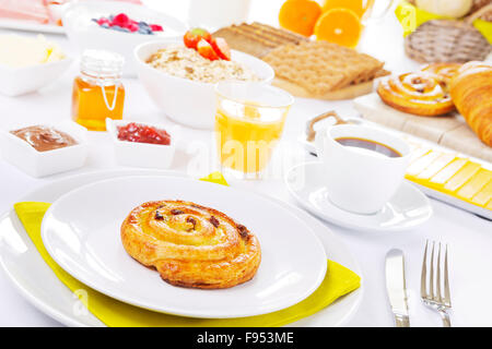 Un ampio buffet per la prima colazione continentale in una luminosa tabella. Foto Stock