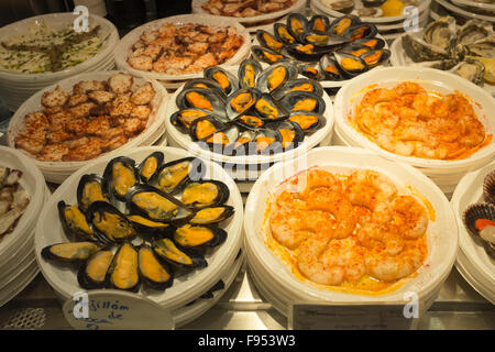 Frutti di mare in vendita presso Mercade de San Miguel di Madrid del mercato Foto Stock