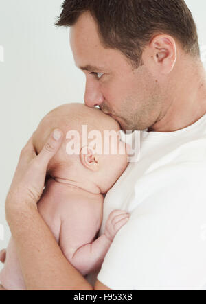 Giovane padre sta tenendo il suo neonato bimbo. Foto Stock