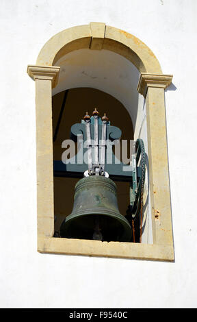 Campanile della chiesa nel centro storico di Albufeira Igreja Matriz Foto Stock