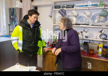 Rory Stewart, parlamentare Sotto Segretario di Stato presso il Ministero dell'ambiente, dell'alimentazione e gli affari rurali vsiting delle vittime delle inondazioni in Howtown Hotel, che sono stati tagliati fuori dalle inondazioni da Storm Desmond. Foto scattata sul venerdì 11 dicembre 2015. Foto Stock