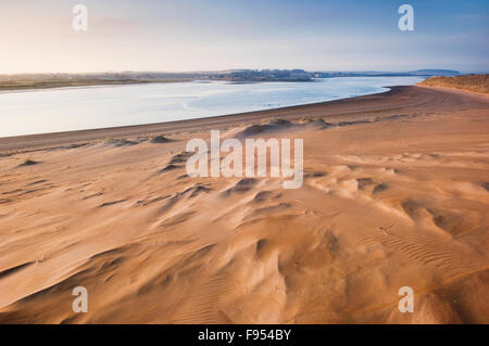 Guardando oltre l'Ythan Estuary dai Forvie Riserva Naturale Nazionale - vicino a Newburgh, Aberdeenshire, Scozia. Foto Stock