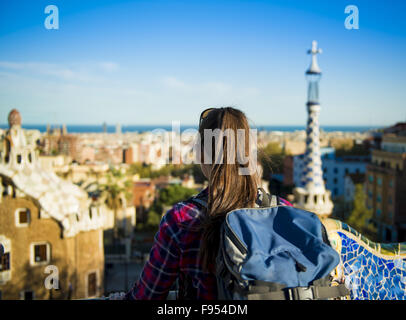 Vista posteriore del giovane turista femminile guardando a vista in Parc Guell a Barcellona, Spagna. Foto Stock