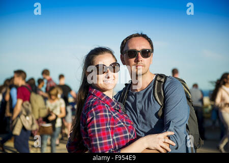 Felice giovane turista Coppia sorridente e divertirsi sulle vacanze in Europa viaggio a Barcellona, Spagna. Foto Stock