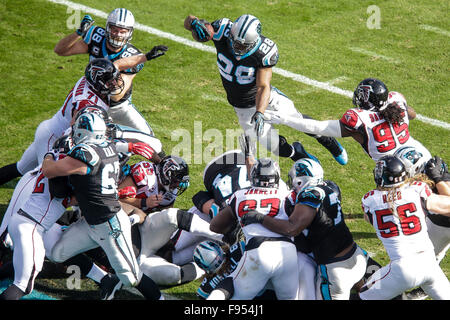 Charlotte, North Carolina, Stati Uniti d'America. Xiii Dec, 2015. NC, Carolina Panthers running back Jonathan Stewart #28 salta al cliente un touchdown in un gioco di NFL contro i falchi di Atlanta su dicembre 13, 2015, presso la Bank of America Stadium di Charlotte, North Carolina. Le Pantere sconfitto falchi 38-0. Margaret Bowles/CSM/Alamy Live News Foto Stock