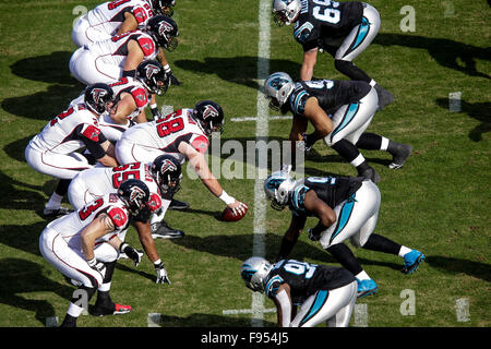 Charlotte, North Carolina, Stati Uniti d'America. Xiii Dec, 2015. NC, i Falchi di Atlanta e Carolina Panthers linea in un gioco di NFL su dicembre 13, 2015, presso la Bank of America Stadium di Charlotte, North Carolina. Le Pantere sconfitto falchi 38-0. Margaret Bowles/CSM/Alamy Live News Foto Stock