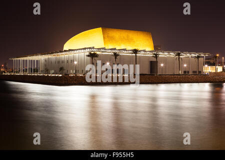 Il Museo Nazionale del Bahrain di notte Foto Stock