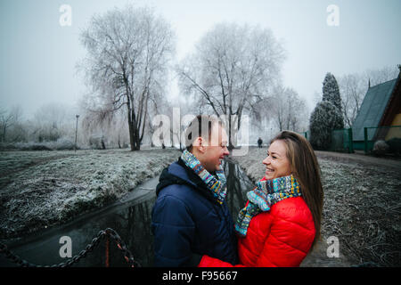 Bella giovane è in piedi su un piccolo ponte Foto Stock