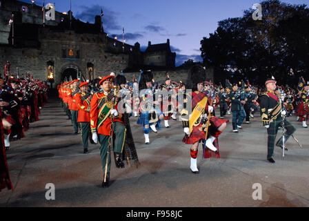 Ammassato pifferi e tamburi al 2011 Edinburgh Tattoo militare di Edimburgo, in Scozia. Foto Stock