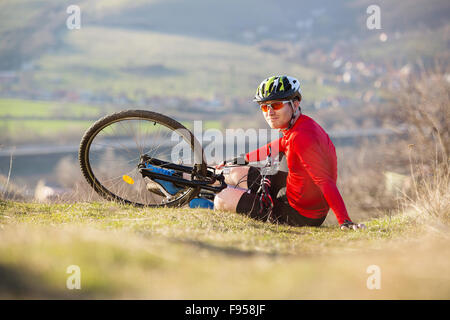 Giovane uomo ferito durante una corsa in bicicletta Foto Stock