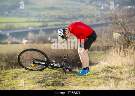 Giovane uomo ferito durante una corsa in bicicletta Foto Stock