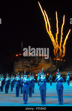 Fuochi d'artificio e ammassato bande a 2011 militari Edinburgh Tattoo di Edimburgo, in Scozia. Foto Stock