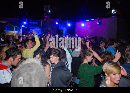 Gli adolescenti in un rave outdoor stadio a Belladrum Tartan cuore festival a Inverness, Scotland il 6 agosto 2011. Foto Stock