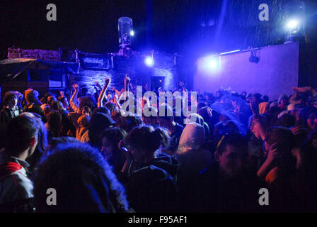 Gli adolescenti in un rave outdoor stadio a Belladrum Tartan cuore festival a Inverness, Scotland il 6 agosto 2011. Foto Stock