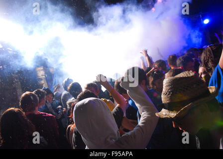 Gli adolescenti in un rave outdoor stadio a Belladrum Tartan cuore festival a Inverness, Scotland il 6 agosto 2011. Foto Stock