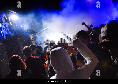 Gli adolescenti in un rave outdoor stadio a Belladrum Tartan cuore festival a Inverness, Scotland il 6 agosto 2011. Foto Stock