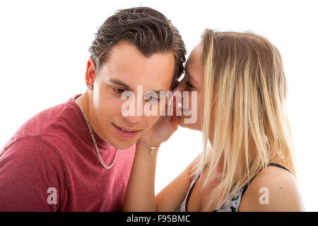 Ragazza si sussurra nelle orecchie del ragazzo isolato su sfondo bianco Foto Stock