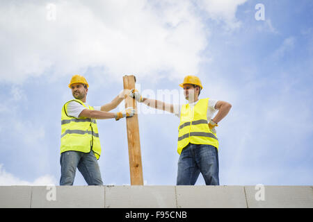 Appaltatori di costruzione la costruzione di un nuovo grande home Foto Stock