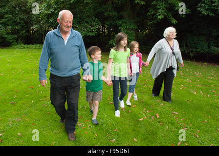 Nonni su una giornata fuori con tre bambini a Pitmedden Garden in Aberdeenshire, Scozia. Foto Stock