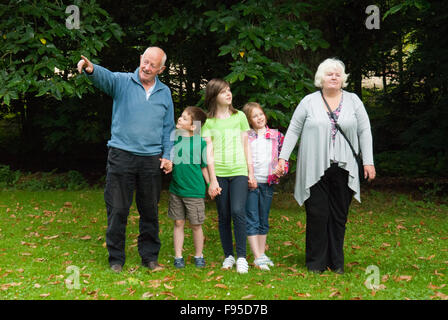 Nonni su una giornata fuori con tre bambini a Pitmedden Garden in Aberdeenshire, Scozia. Foto Stock