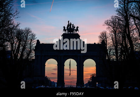 Bruxelles, BXL, Belgio. Xiv Dic, 2015. Arco Trionfale in Parc du Cinquantenaire di Bruxelles in Belgio su 14.12.2015 da Wiktor Dabkowski © Wiktor Dabkowski/ZUMA filo/Alamy Live News Foto Stock