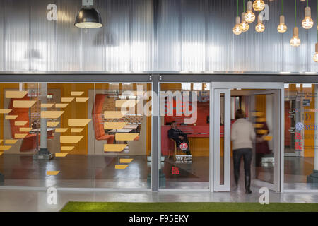 Passo del motore è una collaborazione tra Bristol City Council, l'Università di Bristol e l'Inghilterra occidentale locale Partnership aziendali nel cuore del quartiere di Temple Enterprise Zona. Vista di un ingresso nel motore capannone. Porta di vetro. Architettura contemporanea e design. Appendere le luci sul soffitto. Foto Stock