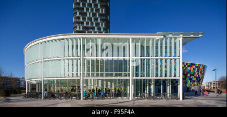 Il mulino di vetro Leisure Centre è situato sul minimo tre piani di 27 piani edificio di appartamenti a Lewisham. Vista dell'esterno dell'edificio con le biciclette parcheggiate nella parte anteriore e di persone nel centro svaghi. Foto Stock