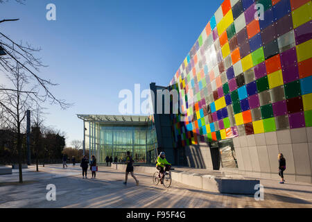 Il mulino di vetro Leisure Centre è situato sul minimo tre piani di 27 piani edificio di appartamenti a Lewisham. Vista della parete esterna colorata con pannelli di vetro. Foto Stock