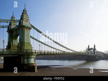 Hammersmith, Londra. Vista la Hammersmith Bridge, un ponte di sospensione, attraverso il fiume Tamigi. Foto Stock