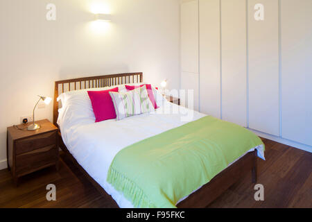 Una sola Chiesa Square, Londra, Regno Unito. Camera da letto con pavimento di legno in un moderno appartamento. Foto Stock