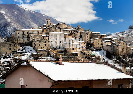 Italia Abruzzo Scanno paese nevicato Foto Stock