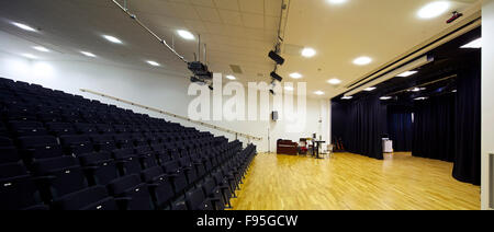 Tudor Grange Academy, Worcester. Vista laterale del teatro in Tudor Grange Academy. Teatro tende in vista. Foto Stock