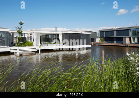 Alloggiamento dello sviluppo presso il lago di Neusiedl, Neusiedl am See, Burgenland, Austria. Vista sulle acque del lago contemporaneo sviluppo di alloggiamento. Vetro di ampie pareti esterne. Foto Stock