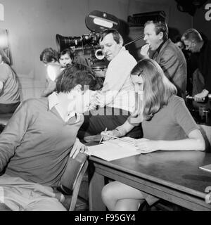 Szenenbild der siebenteiligen TV Komödie Die Lümmel von der Ersten Bank mit Deutschern Schauspielerin Wega Jahnke, Deutschland 1967, Regie: Werner Jacobs colpo di scena con attrice tedesca Wega Jahnke durante le riprese Die Lümel von der Ersten Bank, Germania 1967, direttore: Werner Jacobs Foto Stock