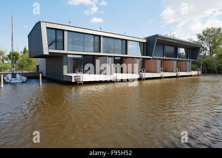 Alloggiamento dello sviluppo presso il lago di Neusiedl, Neusiedl am See, Burgenland, Austria. Vista sulle acque del lago contemporaneo sviluppo di alloggiamento. Ampio esterno di vetro pareti. Con l'ormeggio Foto Stock